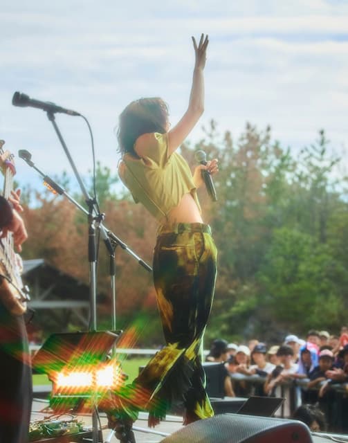 のん、躍動感溢れるライブオフショットを公開！「のんのカッコ可愛さが輝いとるね」