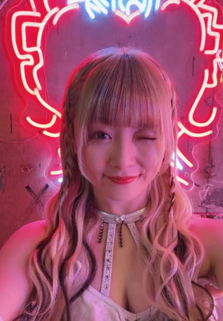 「幻想的で神がかってる」なつぽいが谷間チラ見せ衣装で撮影報告！