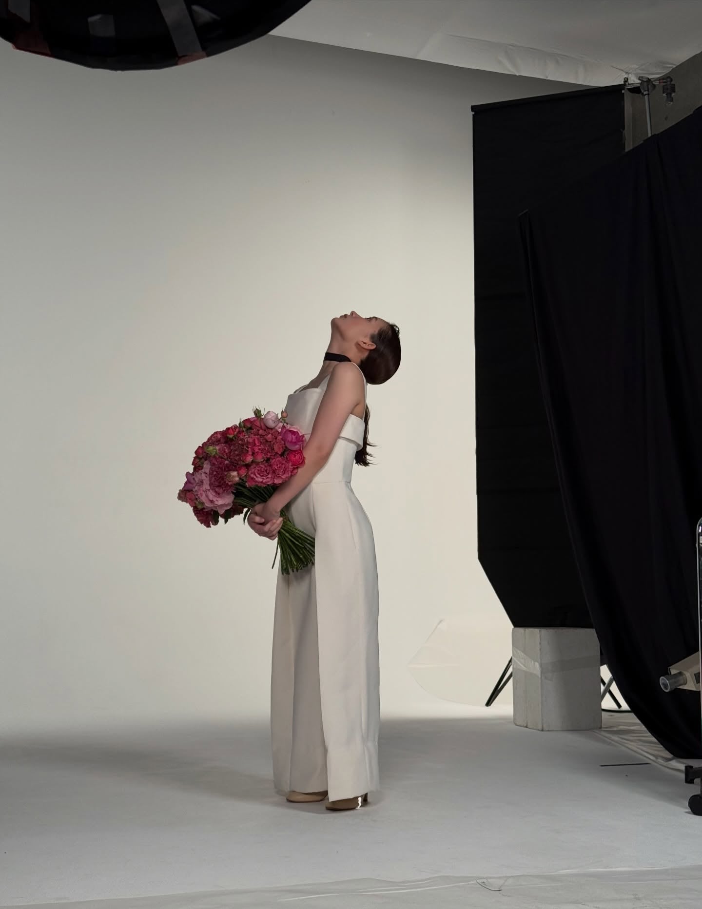 大人っぽさ際立つ　畑芽育のスタジオオフショットにファンうっとり