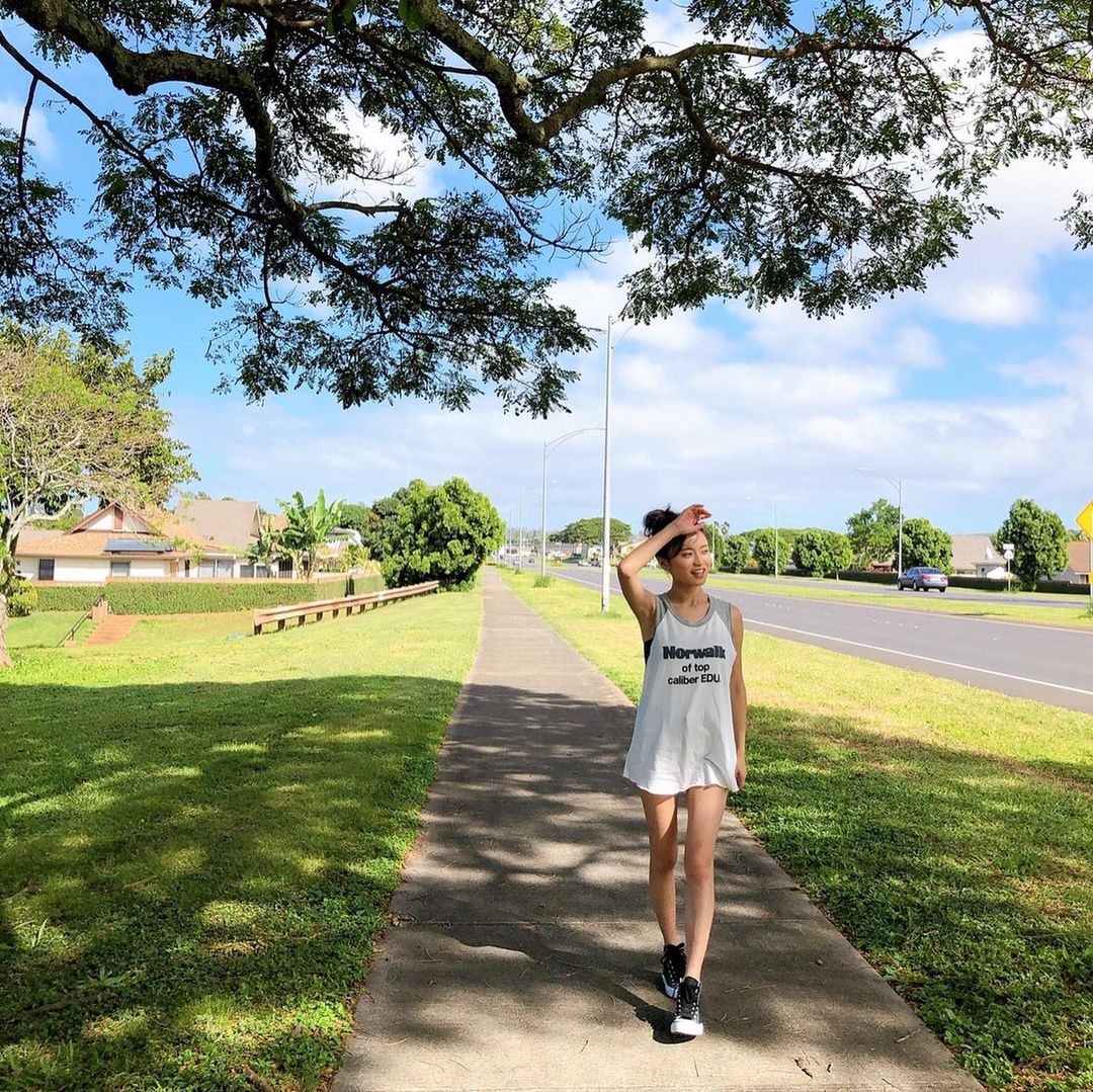 「夏を呼びましたね☀️」小島瑠璃子さんが一足先に夏に突入！？◯年前のハワイショットが話題🌴