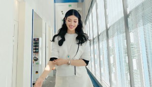 「白コーデ×パイソンで魅了！」アンミカ、大人可愛いオフショット公開