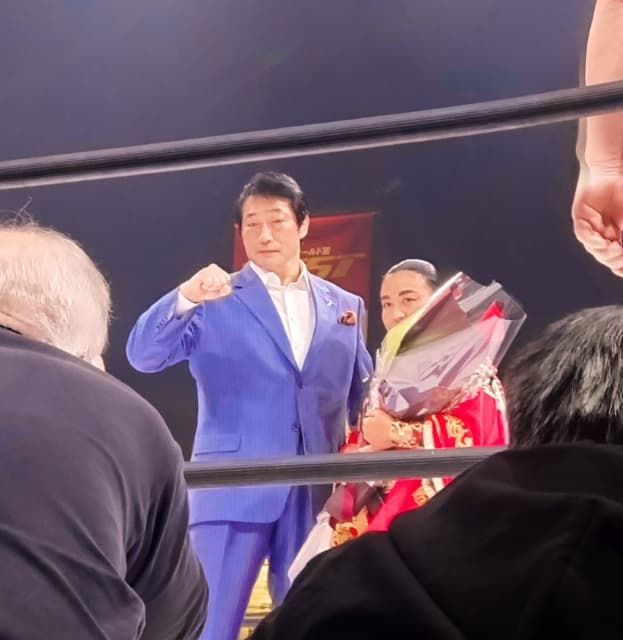 元プロレスラーの小橋建太、女子プロ里村明衣子に花束贈呈に「引退の日まで突っ走れ‼︎」と激励
