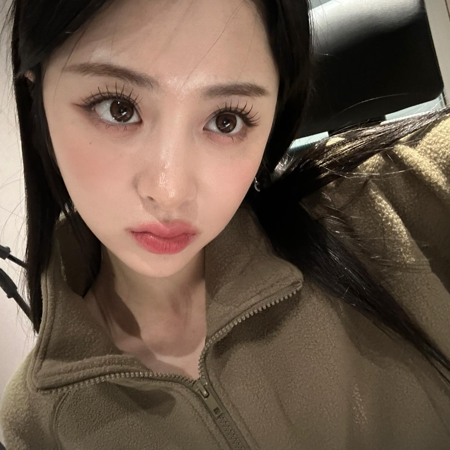 プロデュース番組脱落からKPOP界を牽引する存在に!?　ユンジンが美しすぎる自撮を公開✨