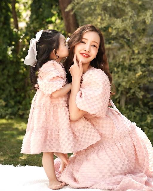 板野友美 娘との天使すぎる2ショットが話題 お揃いコーデ披露