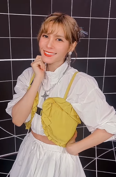 声優・ファイルーズあいがスタイリストのこだわりあふれる衣装でおなかチラ見せ！？