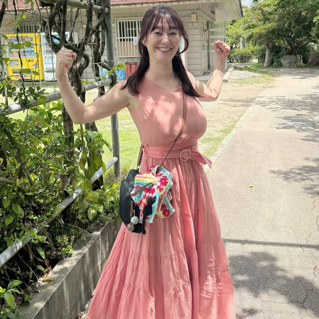 グラマラスボディで話題のラジオ沖縄アナウンサー、まさかのポーズで鮮やかワンピがはちきれ寸前に！