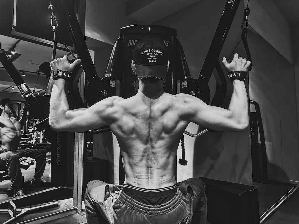 人気俳優の“超背筋”にファン驚愕「背中もイケメンかい」