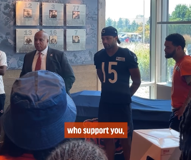 NFL 「涙腺崩壊」シカゴ・ベアーズCEOが女子フラッグフットボール部に贈った“感動サプライズ”とは？