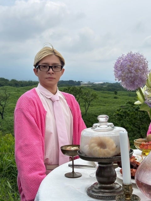 岸優太、ピンクコーデで魅せた「未確認領域」。ユーモアあふれる投稿にファン注目