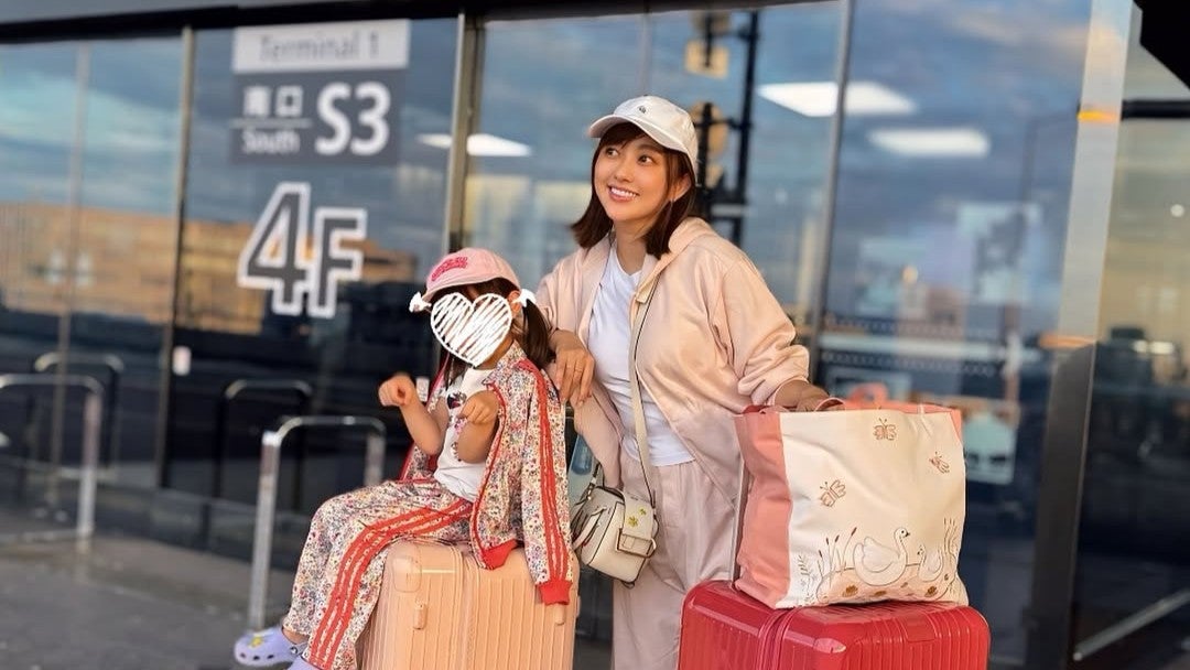 夏休み旅行で魅せた“空港スタイル”が話題！元人気アイドルの爽やか笑顔に注目集まる