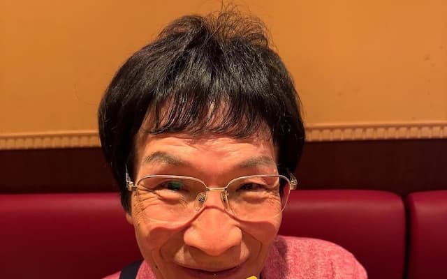 尾木ママ、「名古屋名物のぴよりん」を前に満面の笑顔を見せる