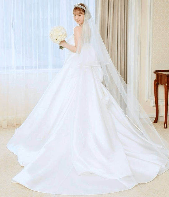 「結婚式を挙げてきました」藤田ニコル、純白のウエディングドレス姿を披露「世界一綺麗で可愛い花嫁」