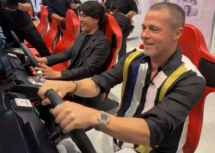 ブラッド・ピットがSixTONES森本慎太郎とゲームセンターで対決しテンションMAX！