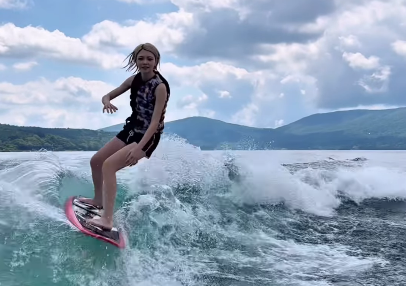 「上手なんですね〜」スノボ美女、最高景観の海上で魅せた”ウェイクサーフィンムービー”を公開！「かっこよ」