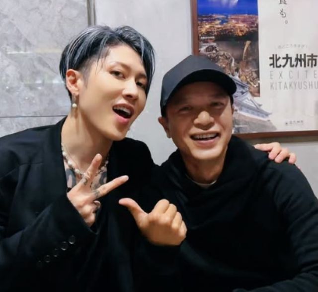仲良くパシャリ！ギタリストMIYAVIが李克勤との写真を公開
