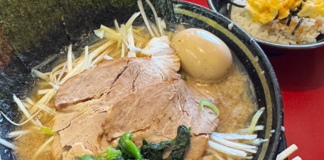 「おさえがきかない美味しさ」と絶賛！！滝沢カレン、家系ラーメンに感激！