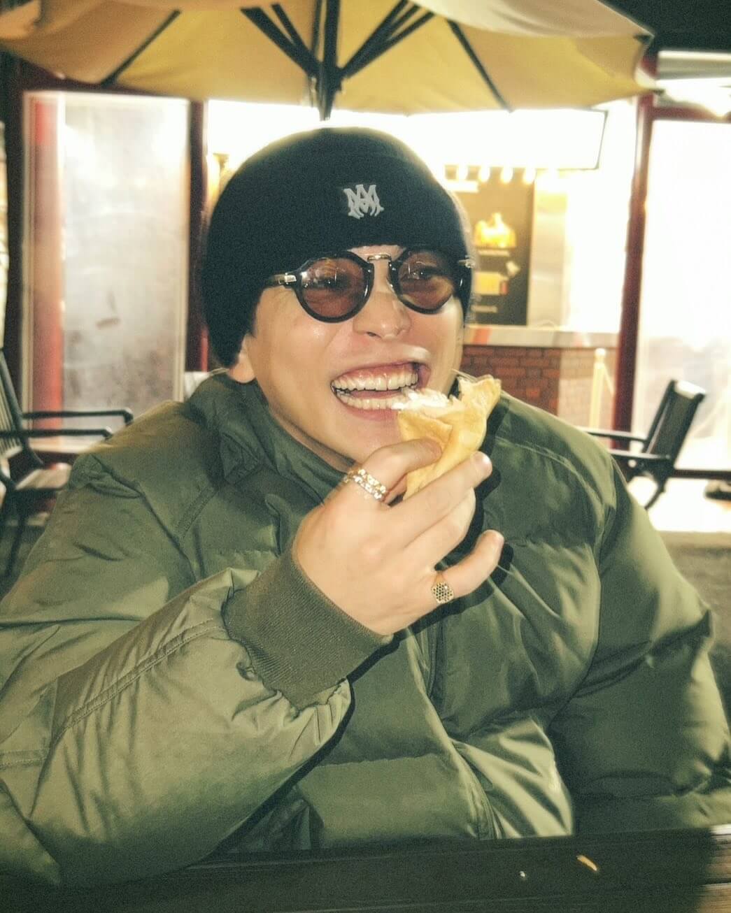 シンガーソングライターの優里、クレープをわんぱくに食べる姿を公開！