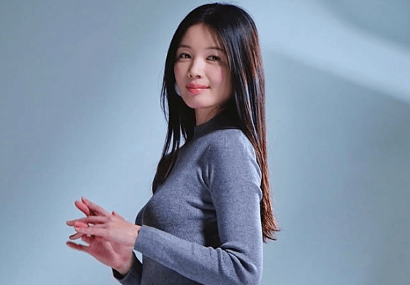 「目線なしも好き…」美女タレント、モコモコミニの”フェアリー・ショット”にファン恋わずらい！「え、好き」