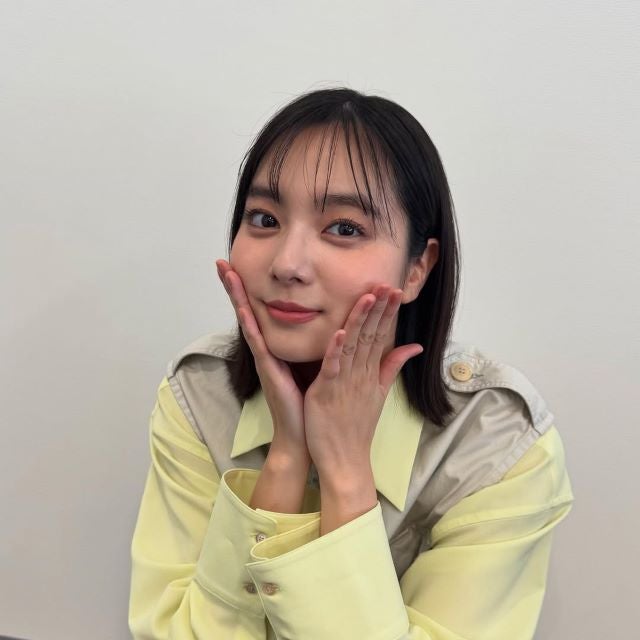 新川優愛の無敵スマイル炸裂。癒しと可愛さが同時に押し寄せる“ぐ〜たくさん”ショット