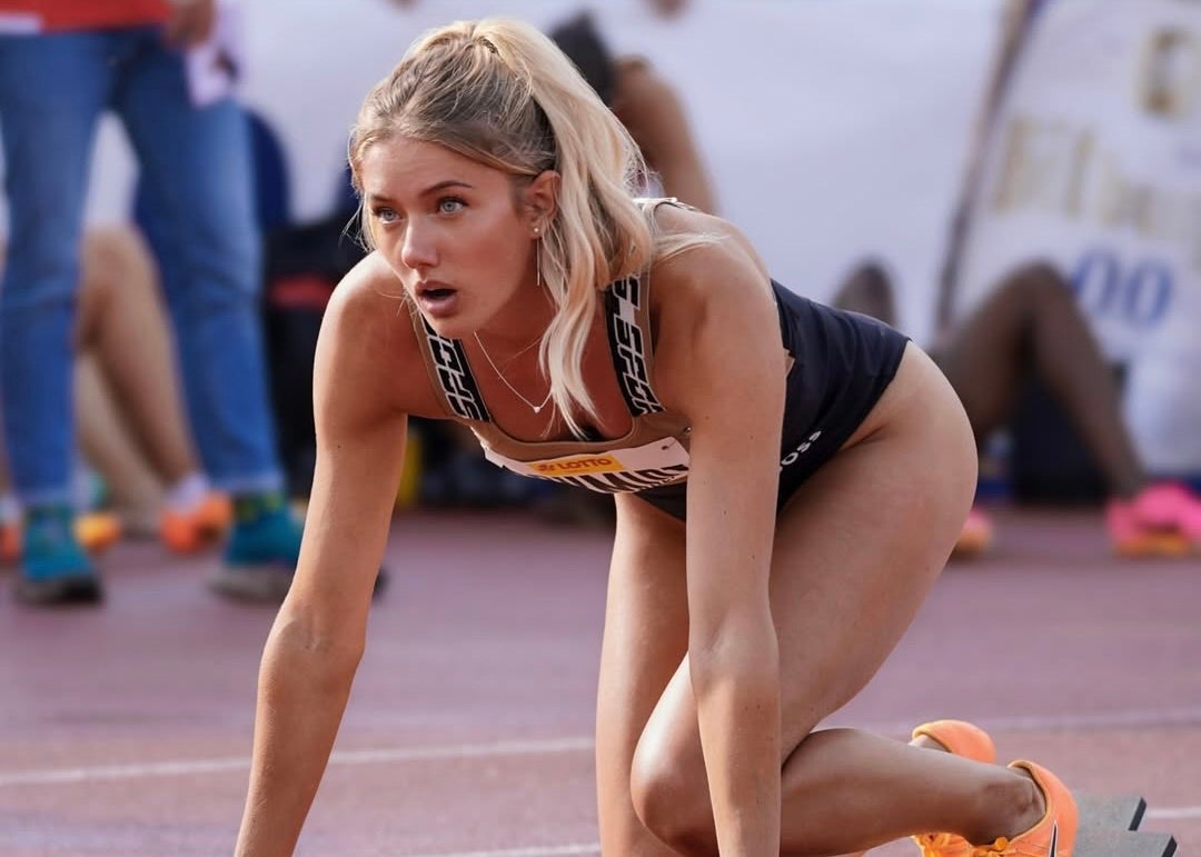 グリーンビキニ×白ガウン…“世界一美しいアスリート”が山岳リゾートで圧巻の美ボディ