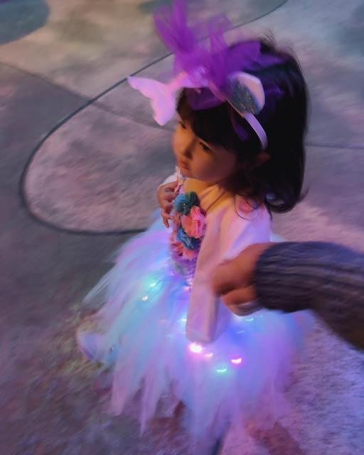 アレクサンダーが愛娘の誕生日を顔出しショットでお祝い🎉「３歳になりました^_^❤️」