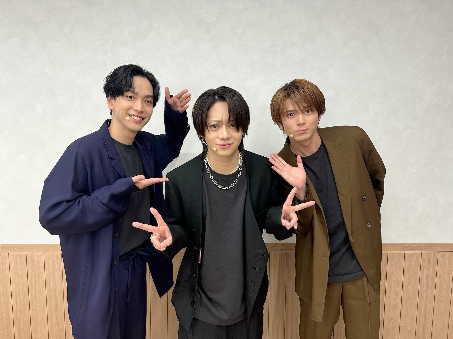 黒羽麻璃央、刀ミュで共演した佐藤流司の誕生日をお祝い！