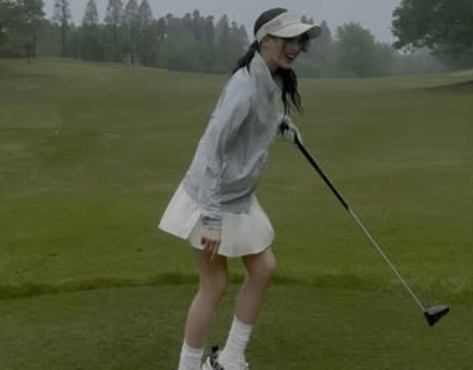 「めちゃくちゃ綺麗」モデルも務めるゴルフ美女子、独特のガッツポーズが可愛すぎだと話題に「めちゃくちゃ可愛い」