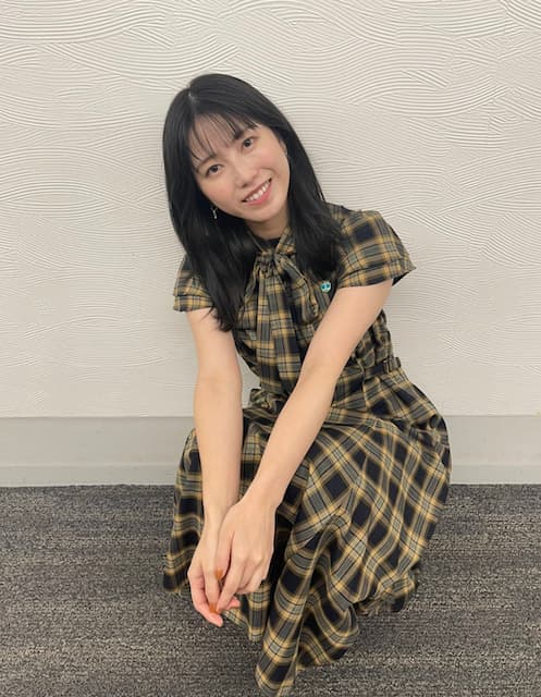 横山由依、チェック柄の衣装で出演番組を告知！