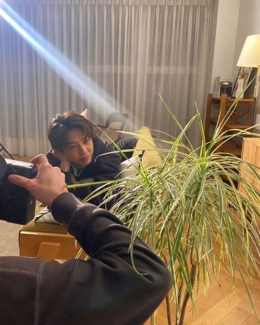 「靴下をぬぐ撮影をしました。(？)」タイプロで話題の寺西拓人、少し不思議な撮影光景にファンが大注目！