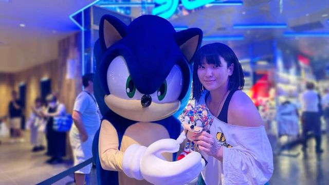 笑顔が可愛い！女子プロレスラー・志田光 有名キャラクターのソニックと2ショット！