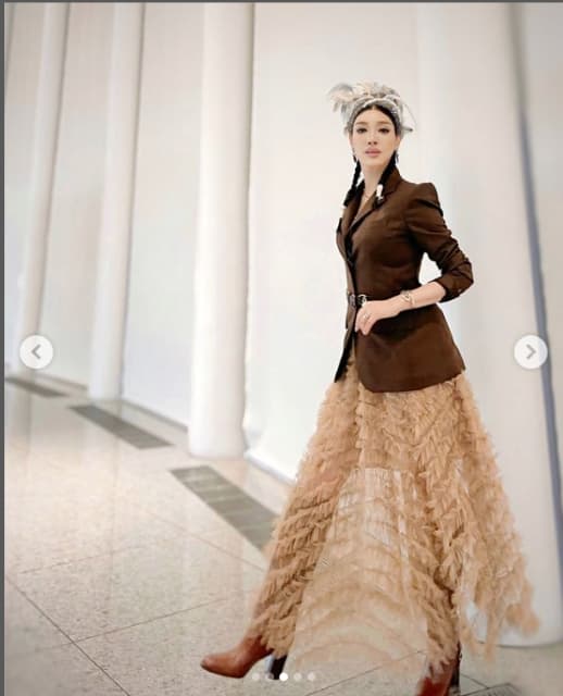 アンミカ　秋らしいシックな装いを甘辛ミックスに、ファッションへのこだわりをアピール！