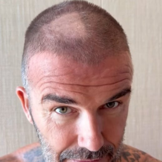 ベッカムに"まさか"のバリカン惨事発生！妻のヴィクトリアが「本当にひどい見た目」と笑い我慢できず