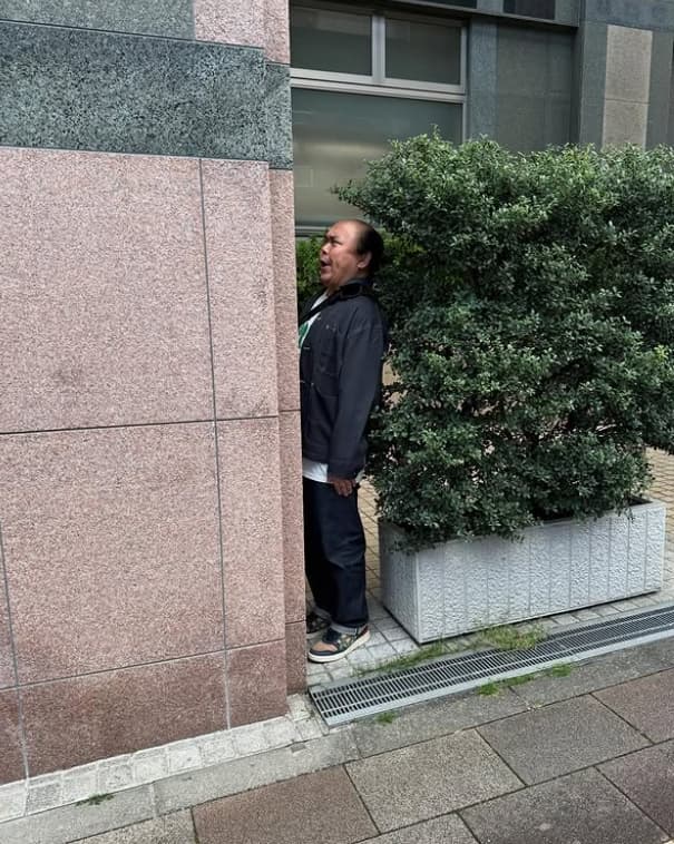「お、お、小田和正ーー！？」奇跡の角度にツッコミ止まらん散歩中の衝撃ショット