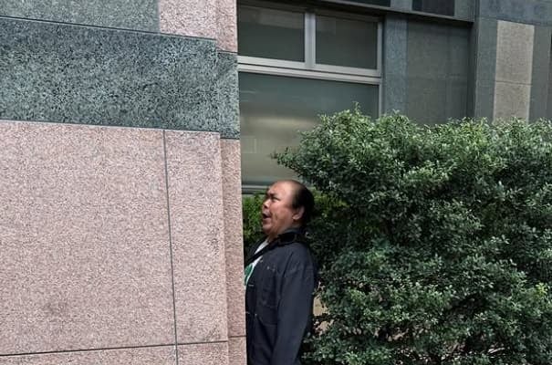 「お、お、小田和正ーー！？」奇跡の角度にツッコミ止まらん散歩中の衝撃ショット