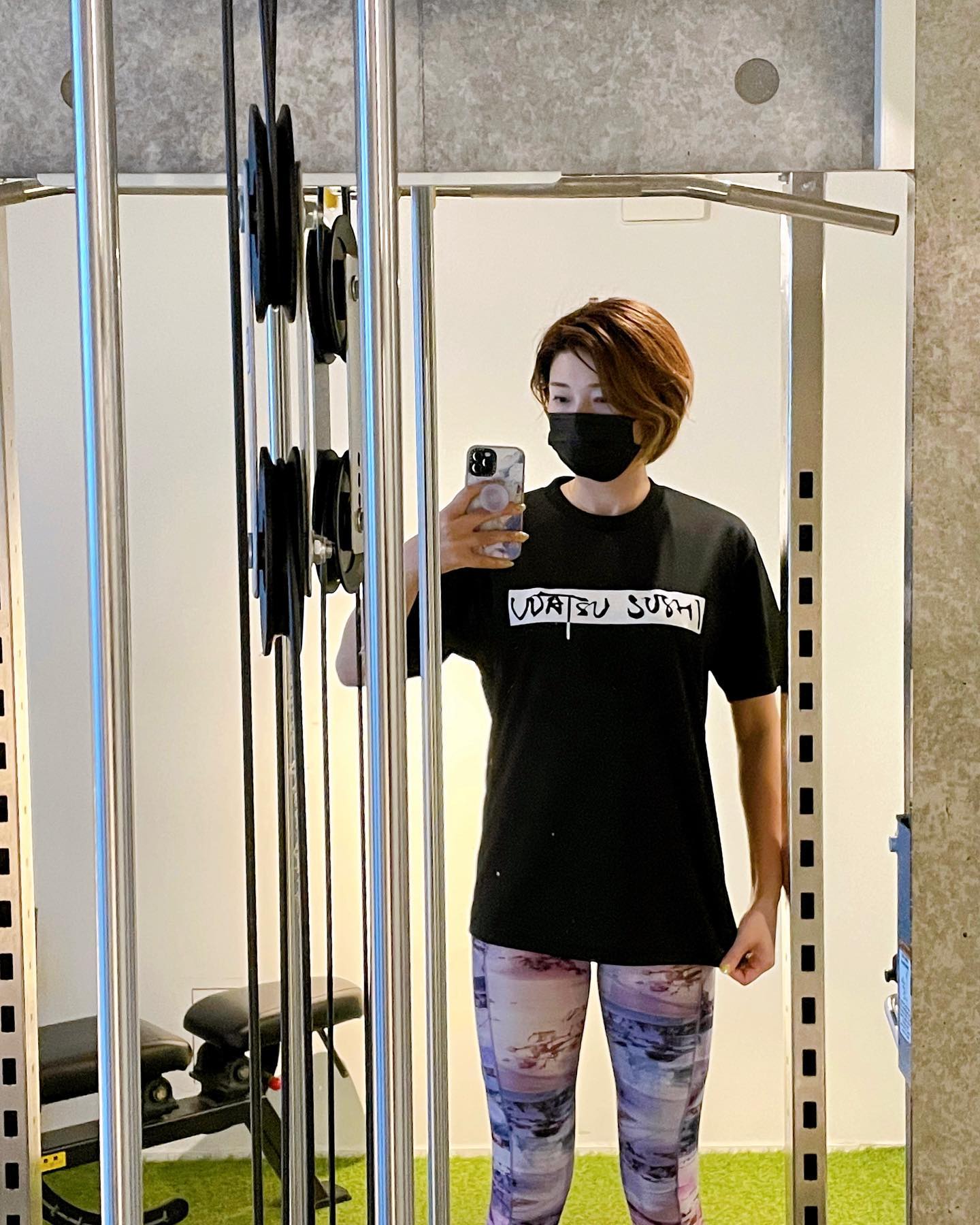 狩野舞子さんがユニークなトレーニングウェア姿を披露❗️😳「Tシャツカッコいい😆」