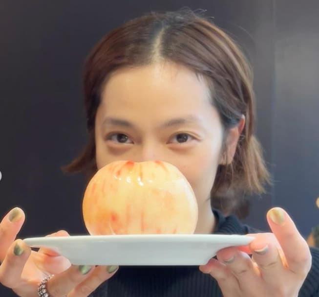 中村アンがおいしそうな桃で楽しいひととき