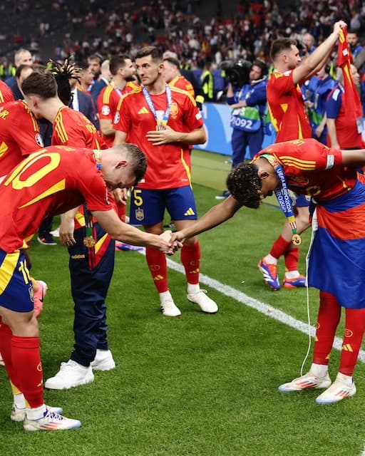 EURO2024優勝の立役者2人が握手…！