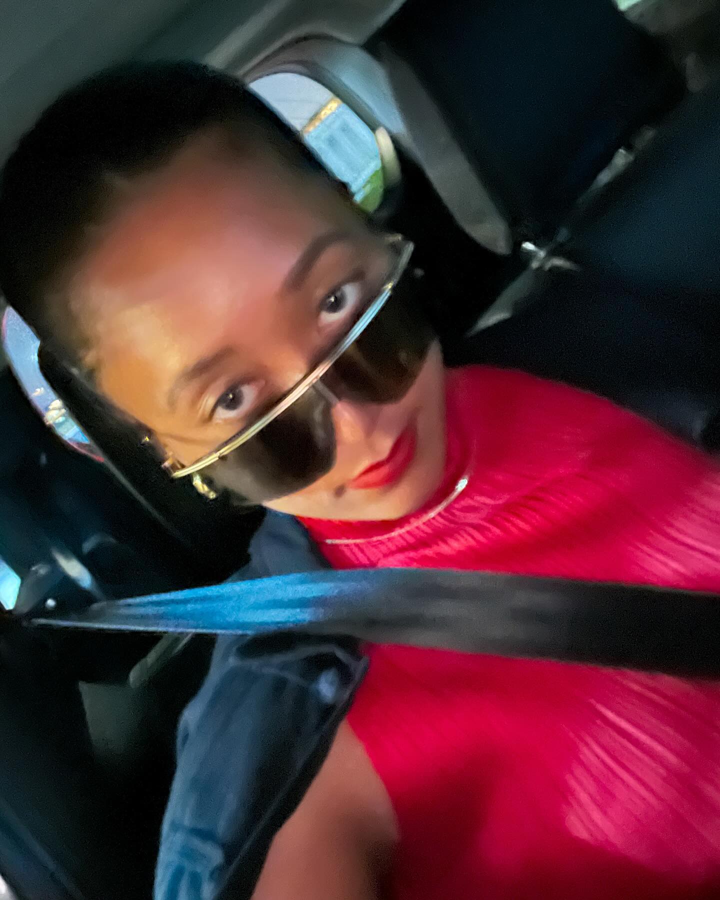 大坂なおみが真っ赤なドレスでドーハへ「人生は旅行だ、だからベルトを締めろ」