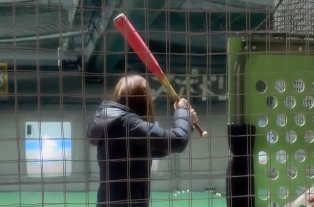 根本美緒、子どもたちとバッティング対決！初挑戦110キロで快音響かせる