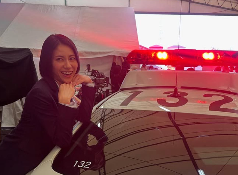 「すぐ電話切っちゃう遙に反響」松下奈緒、ドラマ『大追跡』現場オフショットで笑顔披露