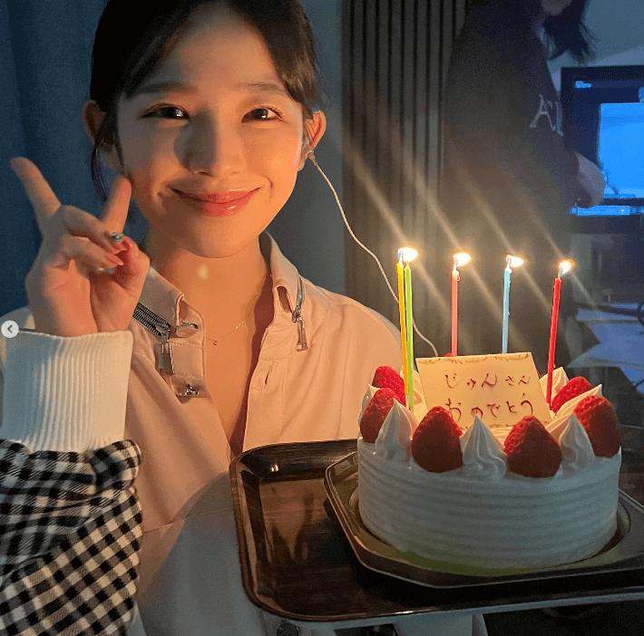 「愛を頂きました」伝説級グラドル天木じゅん、キュン惚れ”めっカワ”フォトとバースデーケーキを披露