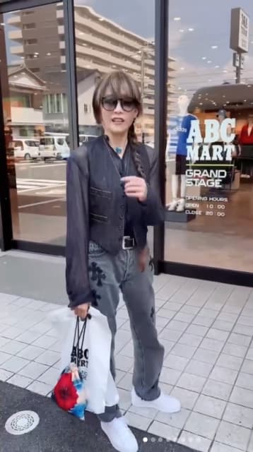 「ジャケット姿がかっこいい！」工藤静香、街ブラ動画に注目！