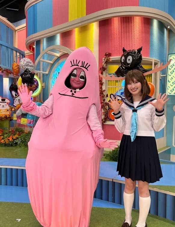 人気大食いタレント〇〇が「怖がらない娘に驚き！」可愛すぎる仮装で笑顔いっぱいの日