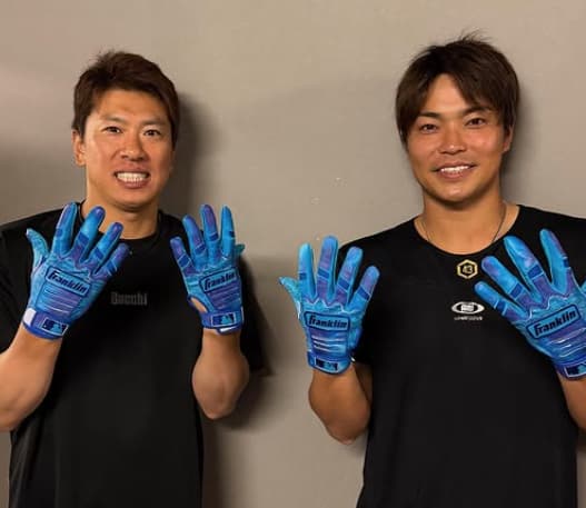 「このバッティンググローブで勝利を」千葉ロッテ・角中勝也、父の日仕様のバッティンググローブを披露！