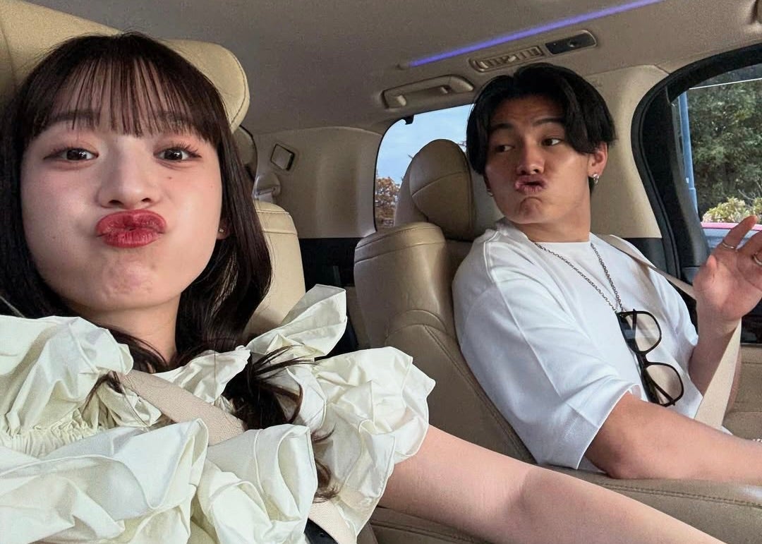 上田綺世が美人モデル妻とオフを満喫！“タコ口ショット”披露でファン悶絶