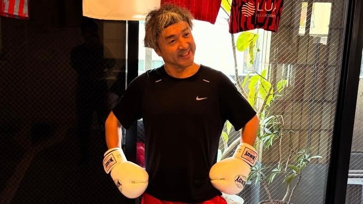 あの“元Jリーガー”のパンツを履いて…ムロツヨシ、異色スパーリングに反響