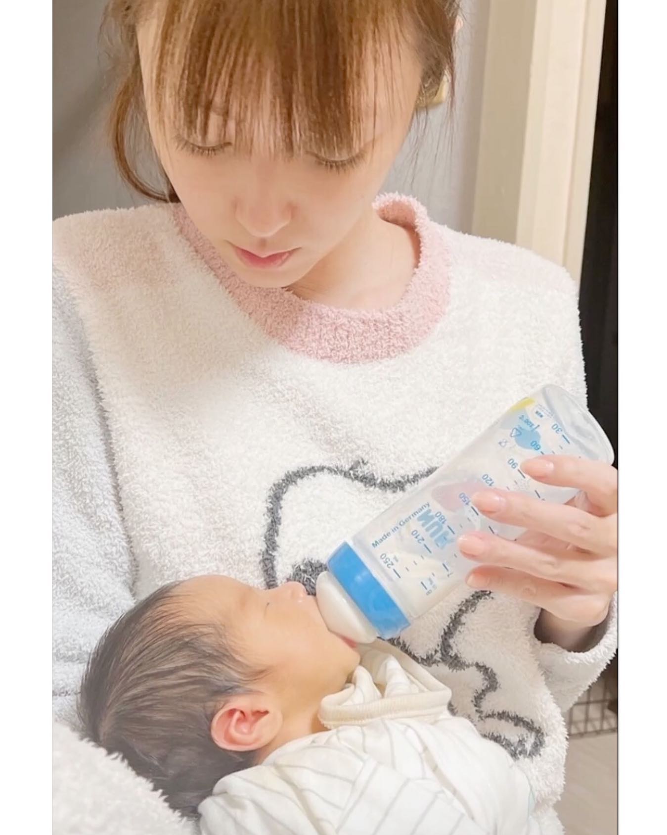 深田恭子さんが妹の赤ちゃんにミルクを飲ませて「この光景ママみたい✨」