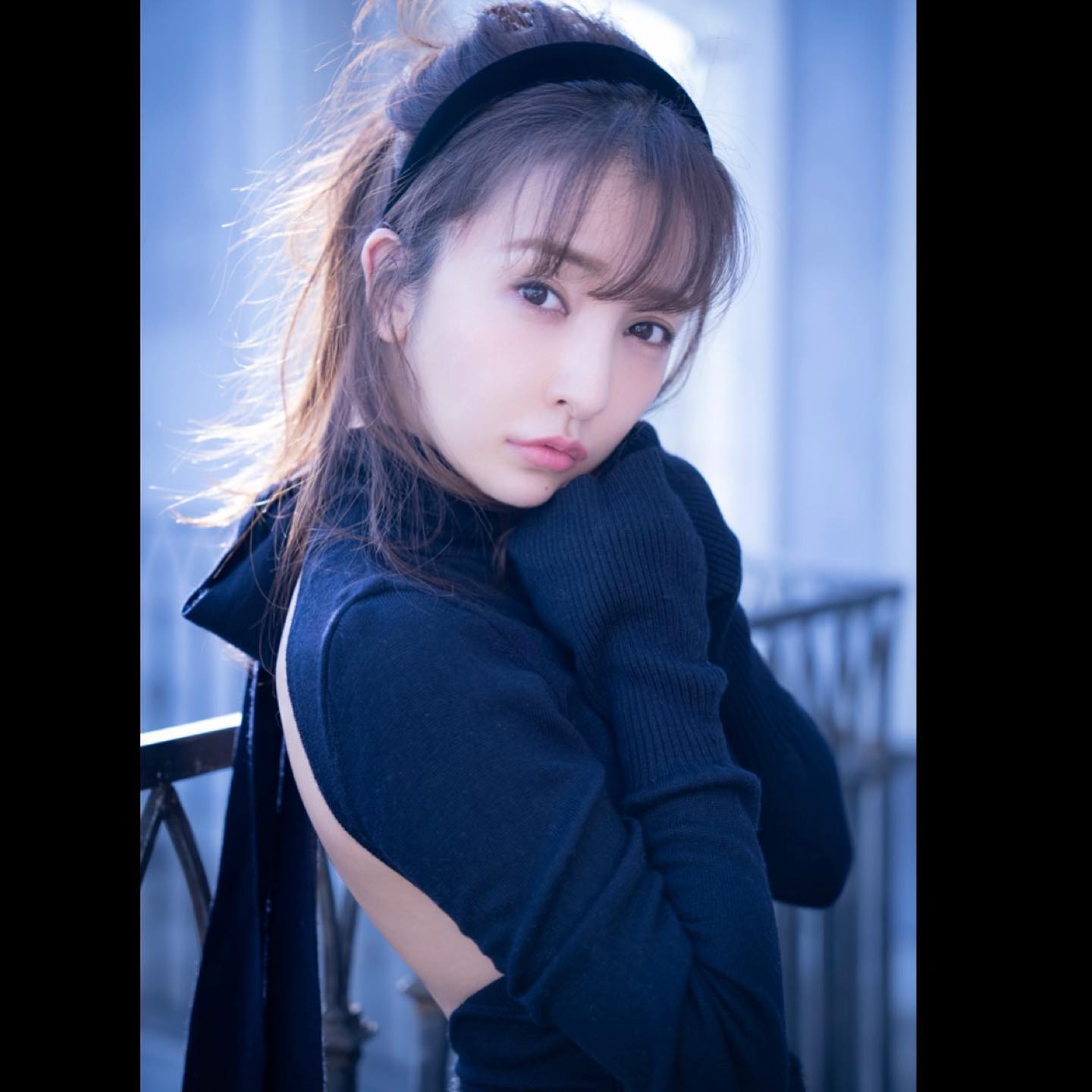 板野友美が背中の開いた大胆ショット公開📸「困り顔と華奢さが守りたくなるかわいさ🥹💋」