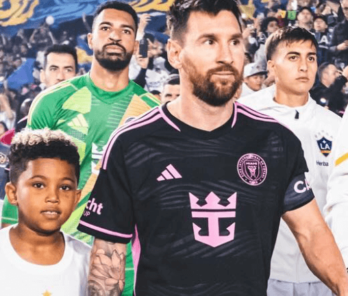 メッシと吉田麻也の共演が話題に😲「まじですげえ」