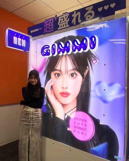 平松想乃 自身がモデルを務めるプリクラ機の前でセルフものまねポーズを披露！